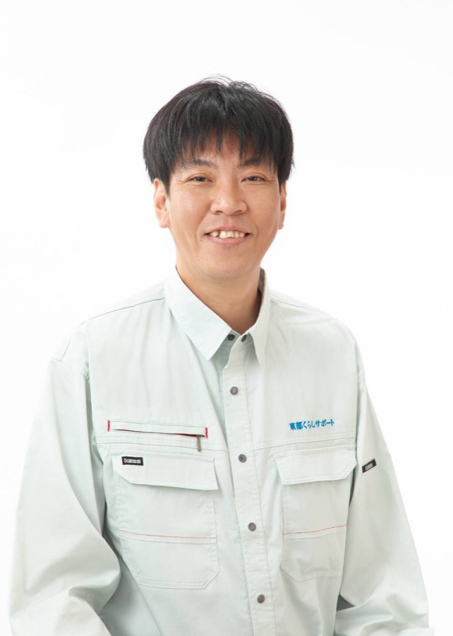 作業着姿でほほえむ代表の伊藤 和也